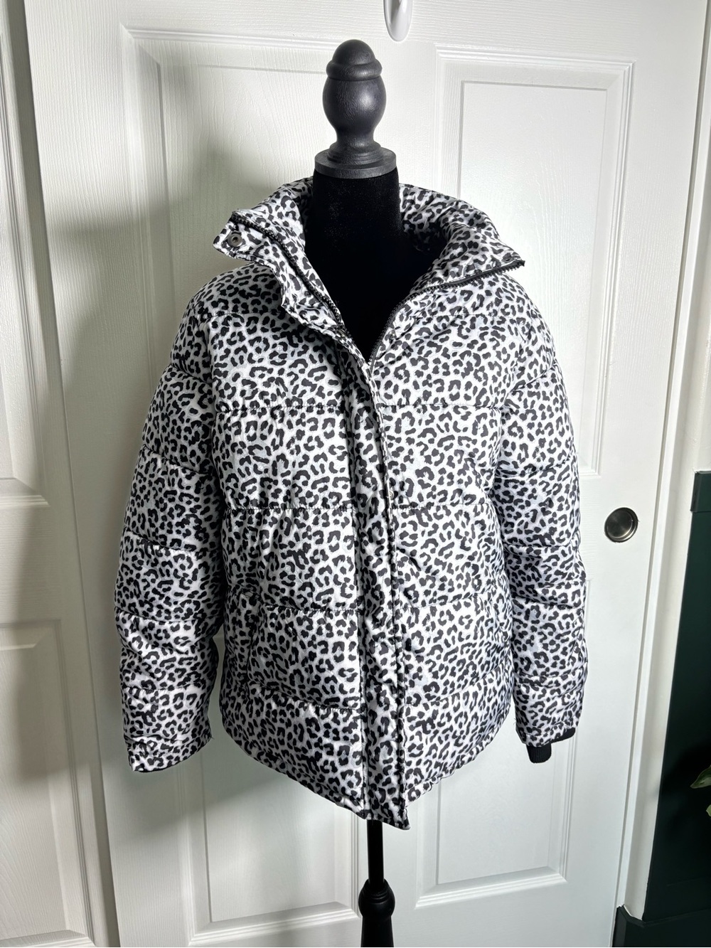 Cotton On Body Leopard Print Quilted Puffer Jacket XS Black Gray